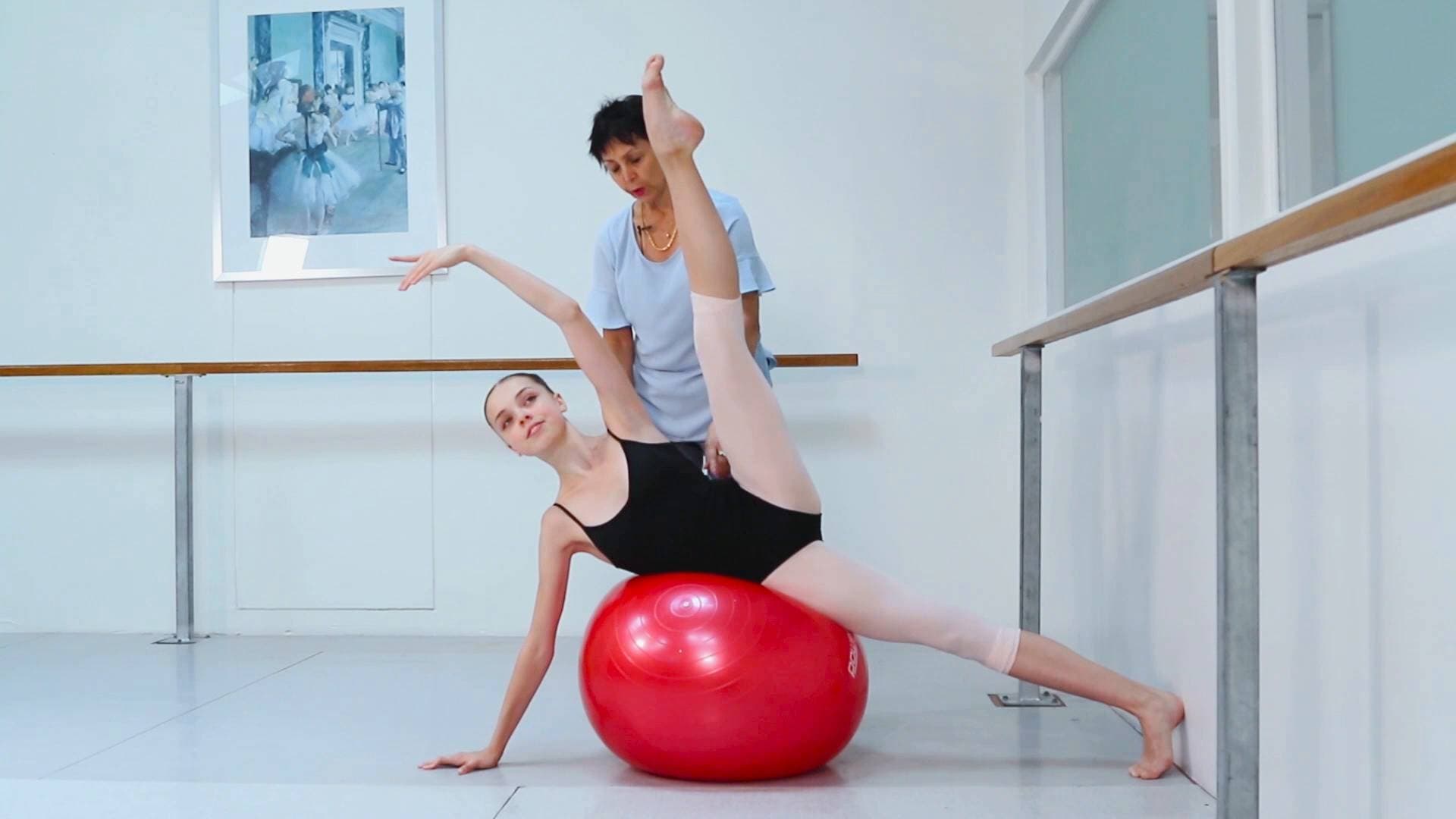 侧向弯腰与慢板组合动作练习